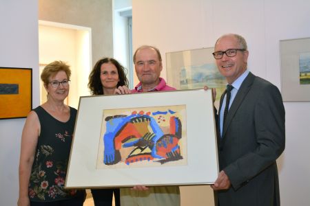 zu sehen ist der Landrat mit Vertretung n der Artothek bei der Ausstellungseröffnung